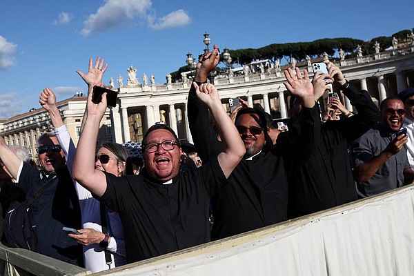 20250508T1246 CROWD WHITE SMOKE VATICAN CONCLAVE 1796604_t600