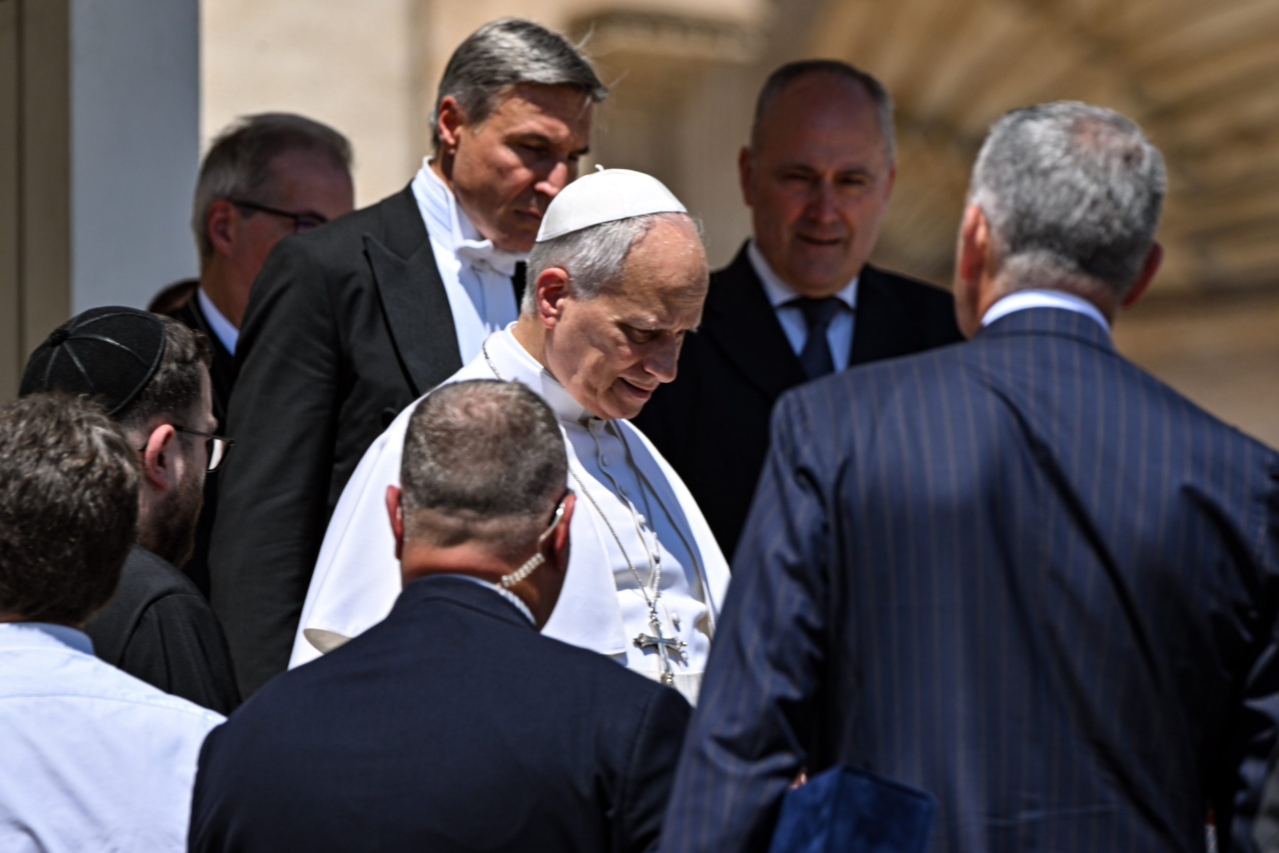 20260529T1203 PRIEST FAINTING AUDIENCE POPE 1820641