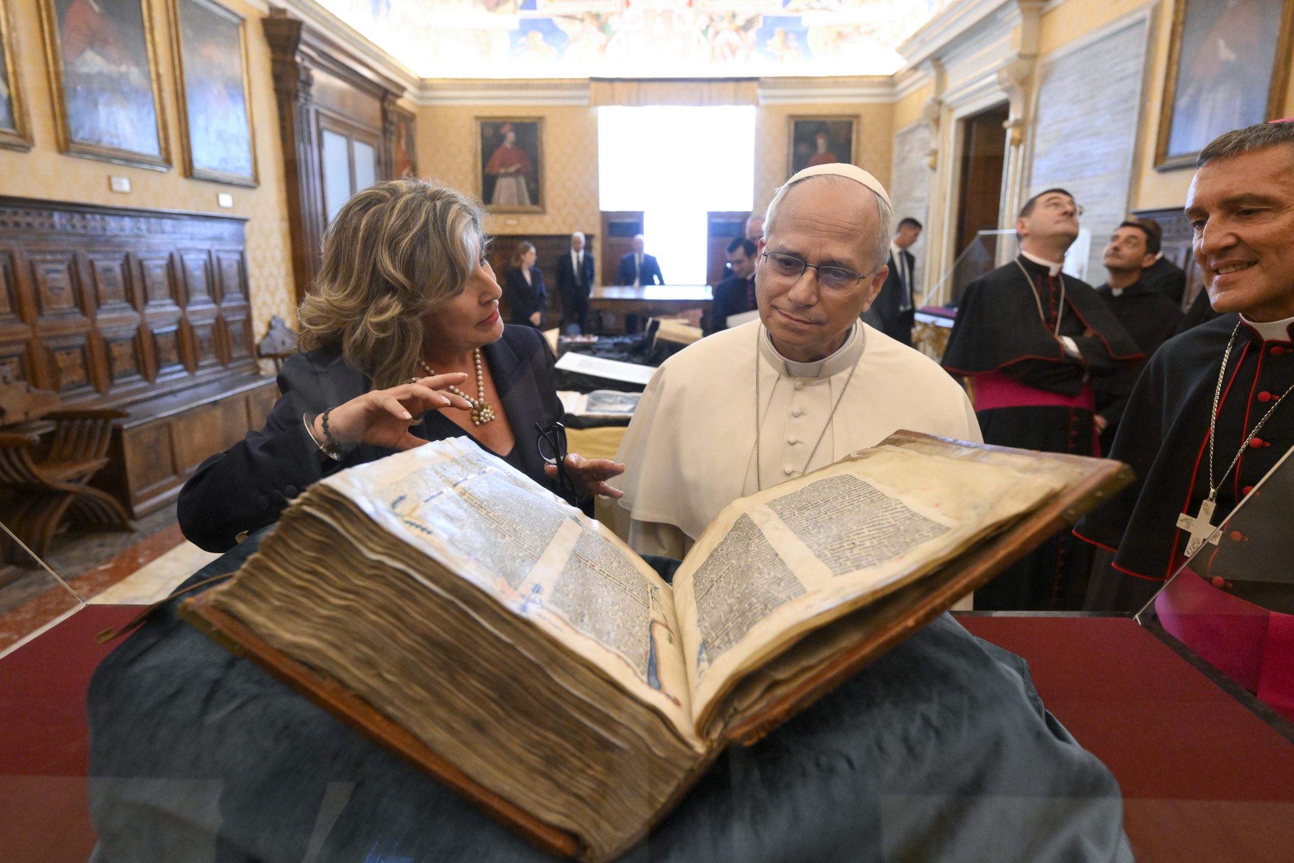 20260914T1520 POPE VATICAN LIBRARY VISIT 1826201