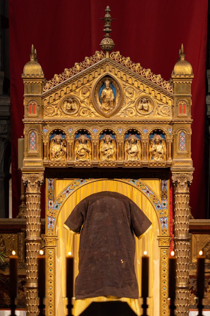 20260923T0835 POPE LEO FRANCE TUNIC 1826667