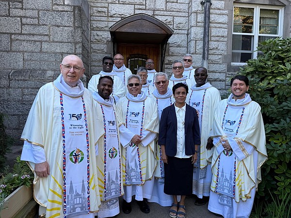 CHU SVD_group_outside_church_t600