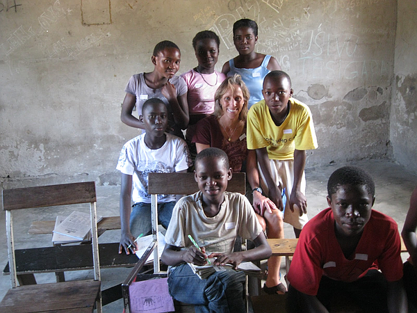 LIVING_GOSP Tanzania_Gallo_with_children_t600