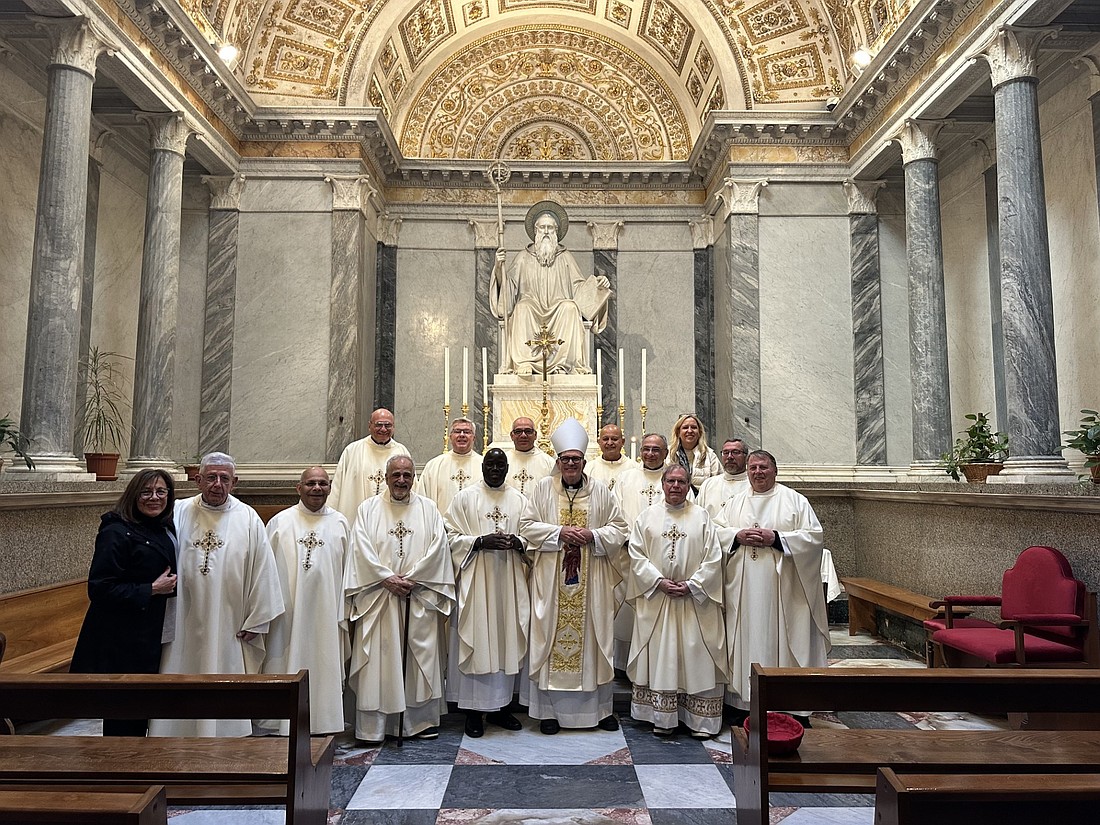 Mass_at_St._Benedict_Chapel_in_St._Pauls_Outside_the_Walls_Basilic_UZHChAe_t1100