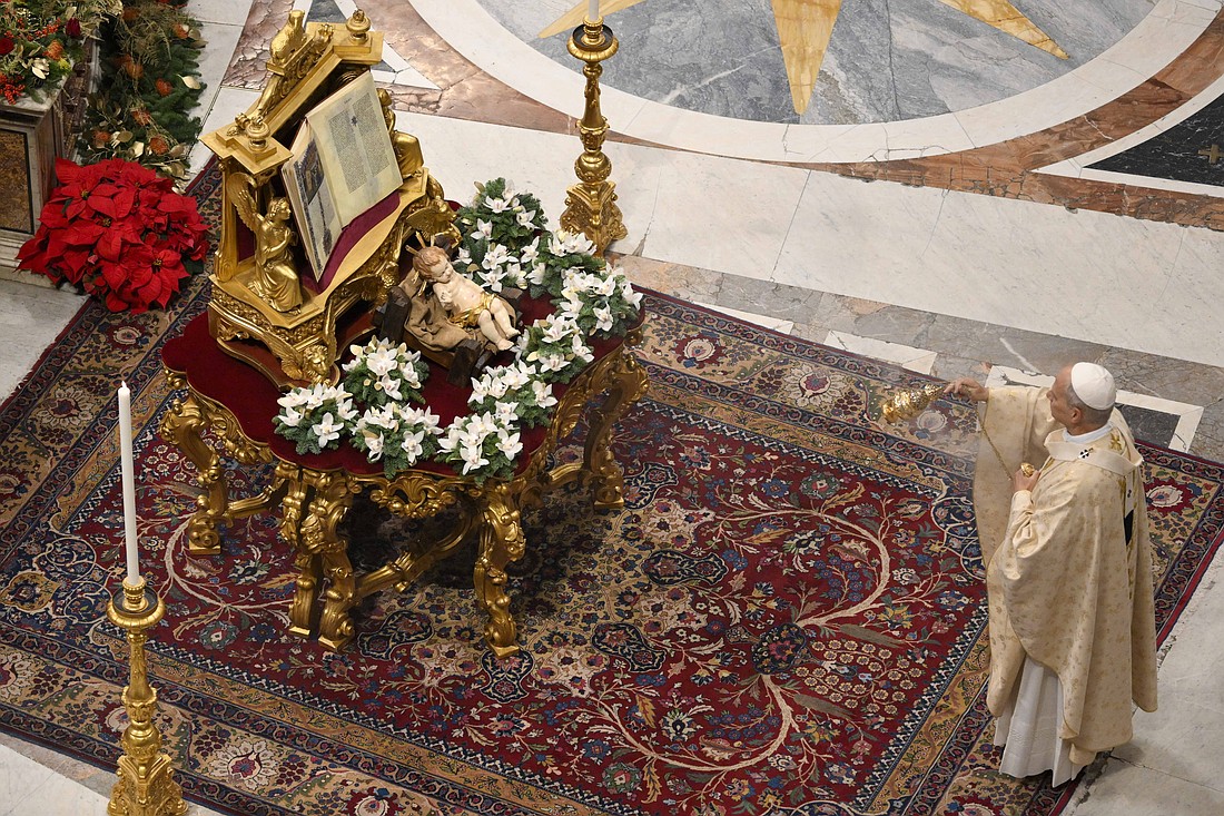 Pope Christmas_Eve1_t1100